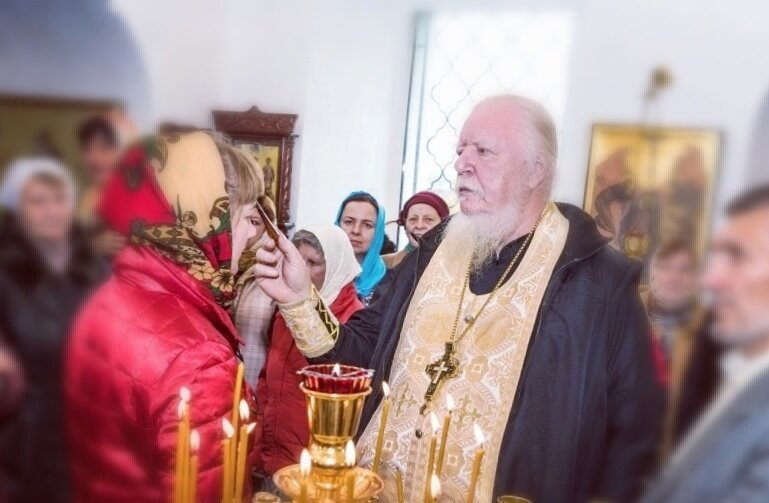 Протоиерей Димитрий Смирнов со своими прихожанами.
