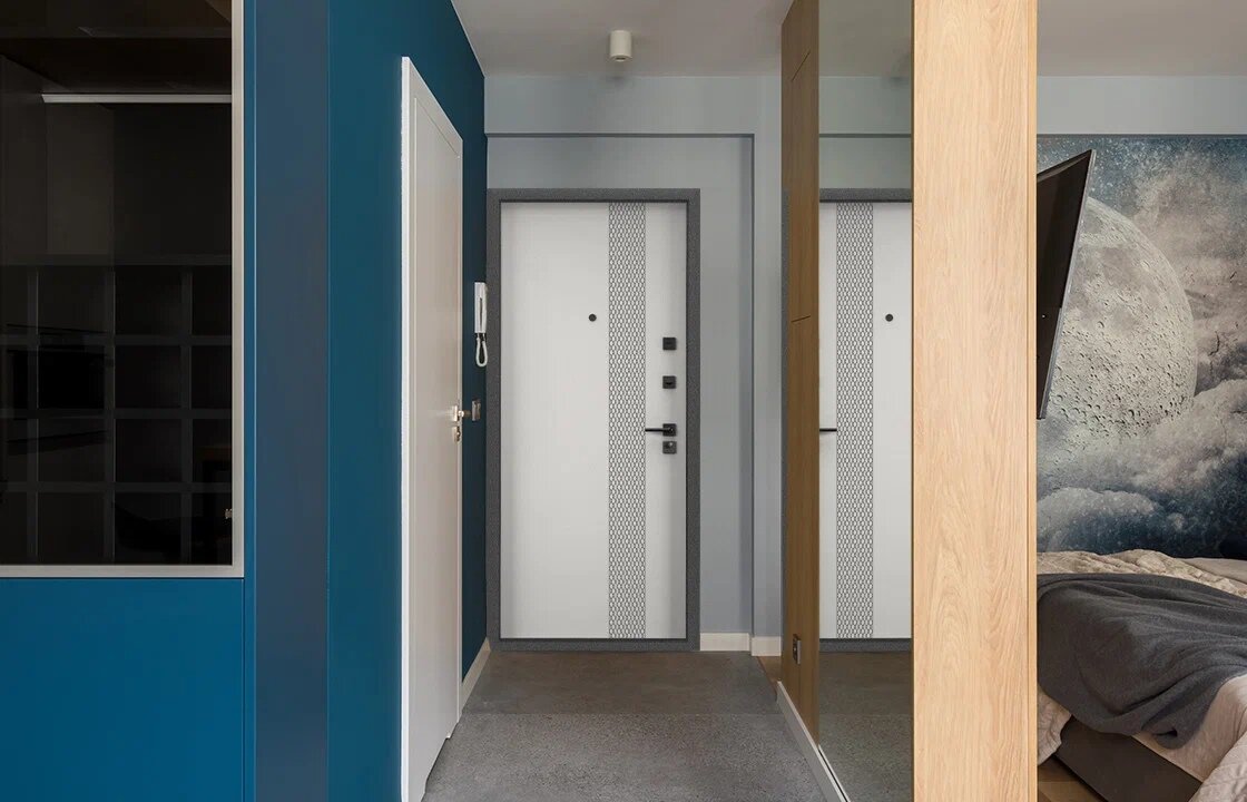 Входная дверь X7 PRO в прихожей с контрастной отделкой стен