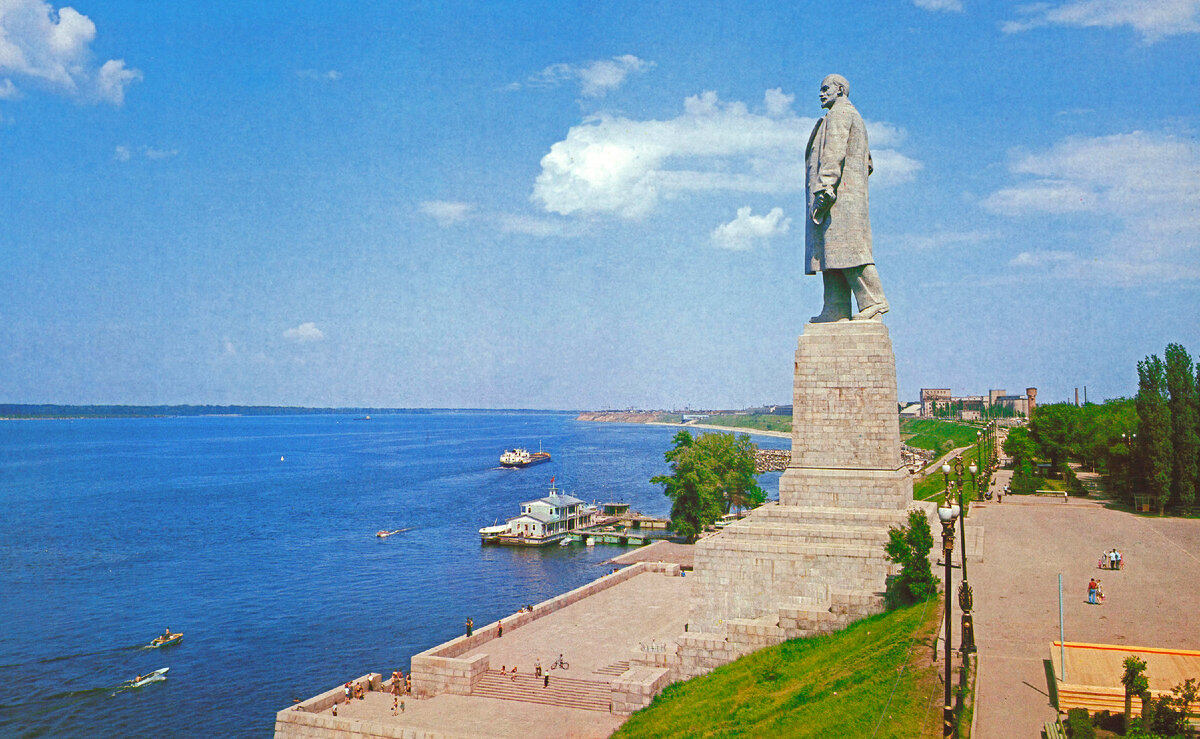 Монумент волгоград красноармейский. Памятник Ленину Волгоград Волго-Донской канал. Монумент Ленина в Волгограде. Памятник Ленину Волго-Донской канал. Памятник Ленину у входа в Волго-Донской канал.