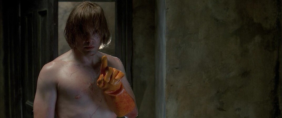 Карл Старгер может напомнить своим внешним видом реального маньяка Джеффри Дамера - или вымышленного Антона Чигура.