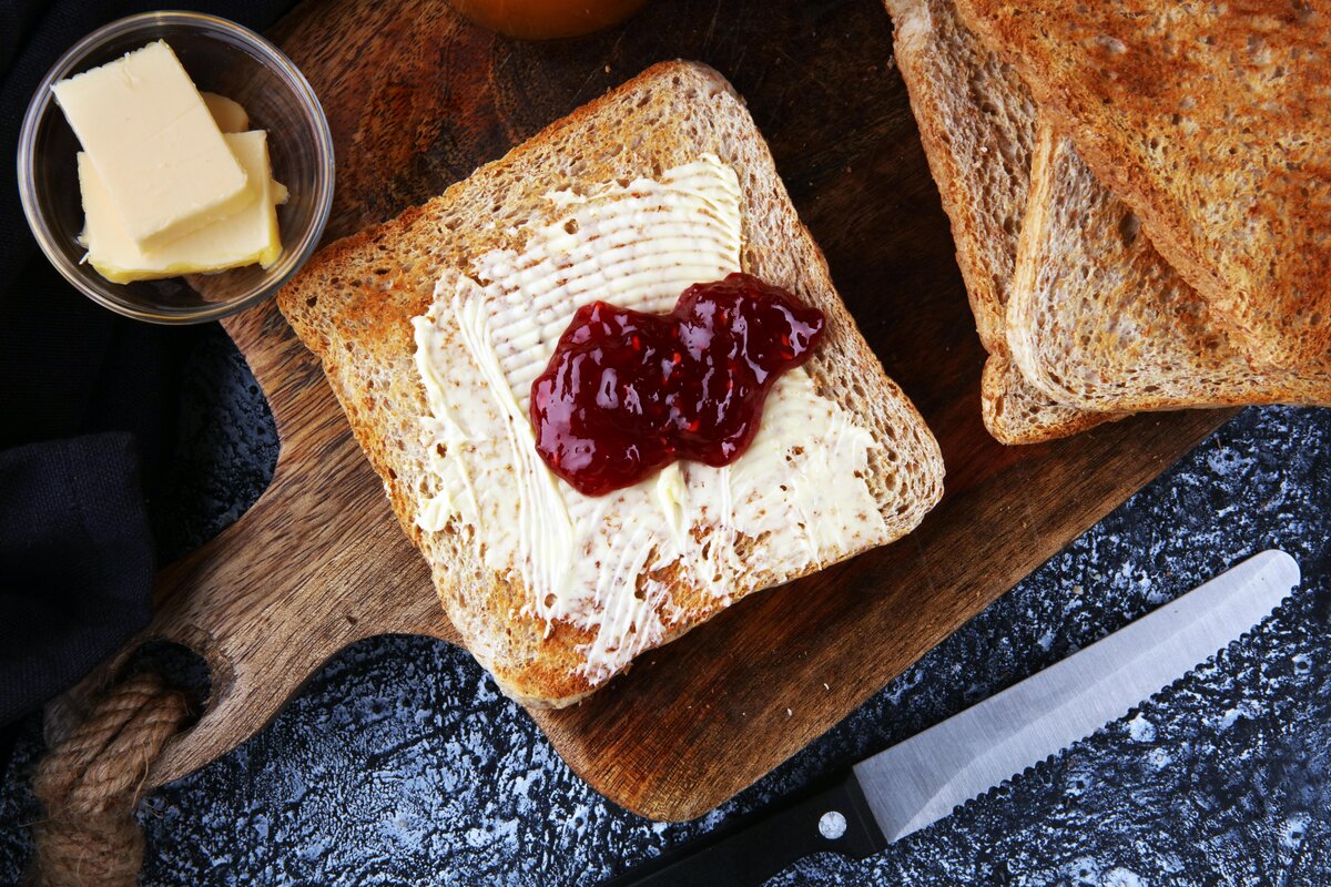 There is some bread on the plate. Хлеб с маслом и вареньем. Хлеб с вареньем. Тост с джемом. Тост с маслом и джемом.