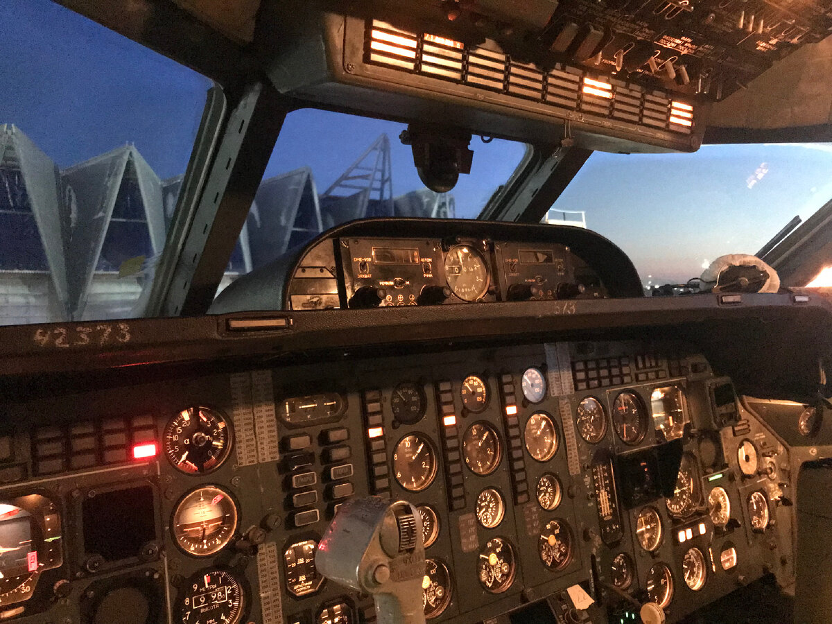 Фото кабины Як-42.