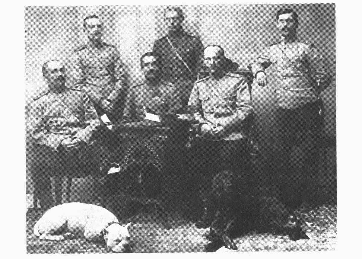 Русские офицеры с боксёром, 1912 год.