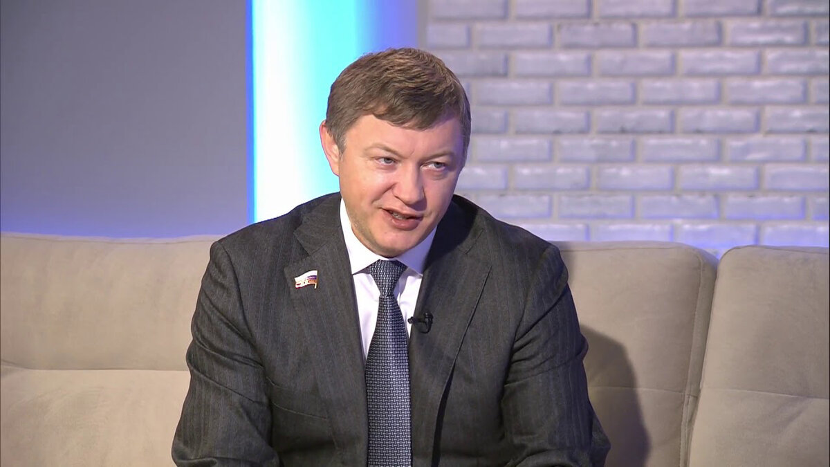 Марков вроде как представляет избирателей Ханты-Мансийского округа-Югры. Не знали, не гадали жители Югры, какого "деятеля" выбирали своим депутатом в Госдуму. Или они голосовали за ЛДПР, а проскочил по списку вот этот "защитничек" интересов народных.