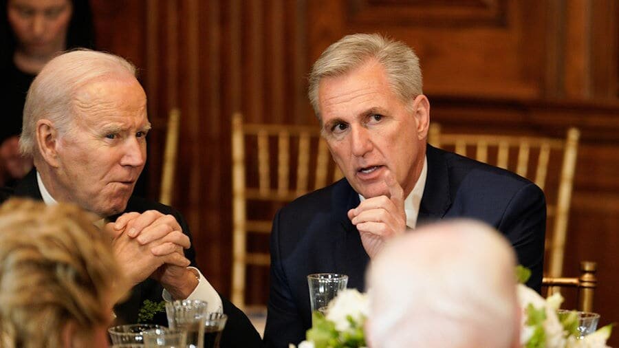      Джо Байден и Кевин Маккарти. Фото: Яндекс Картинки