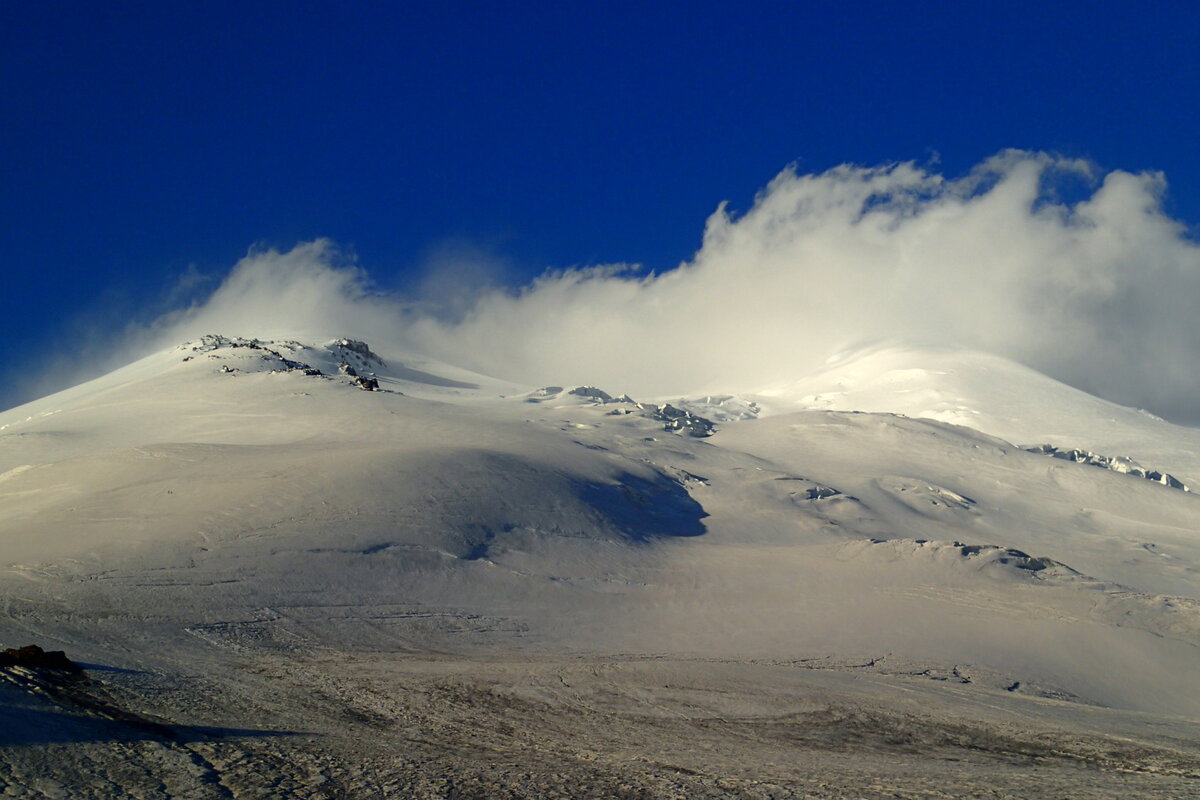 Слева виднеется натоптанная тропа, справа от скал Ленца сераки.