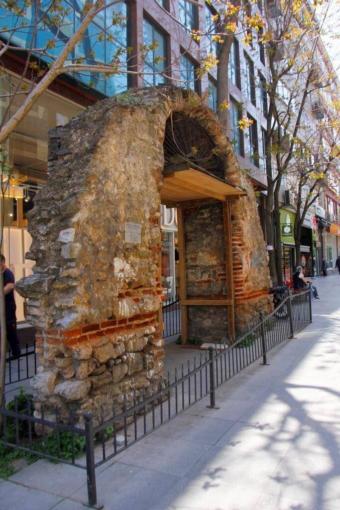 Банная арка на улице Бахарие в Кадикей, Стамбул