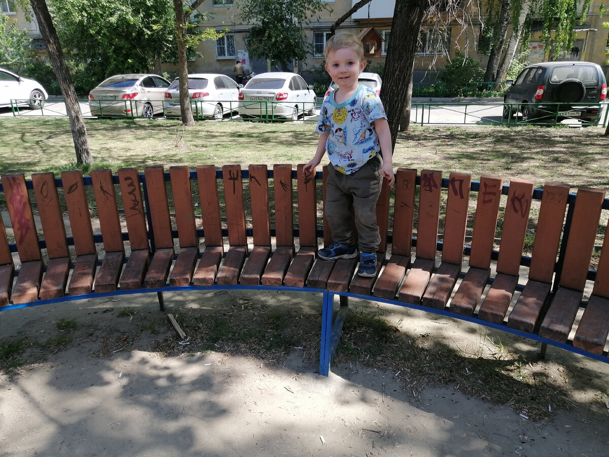 Сынок на прогулке