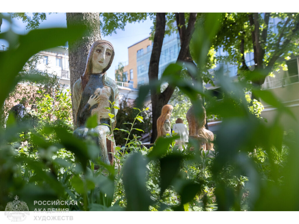 Фрагмент выставки художественной керамики во внутреннем дворике Российской академии художеств (Москва, Пречистенка, 21). Фото: Виктор Берёзкин, пресс-служба РАХ