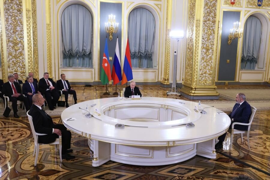   Президент РФ Владимир Путин, президент Азербайджанской Республики Ильхам Алиев (слева) и премьер-министр Республики Армения Никол Пашинян во время встречи на полях саммита Евразийского экономического союза в Москве. 2023 © Михаил Метцель/POOL/РИА Новости