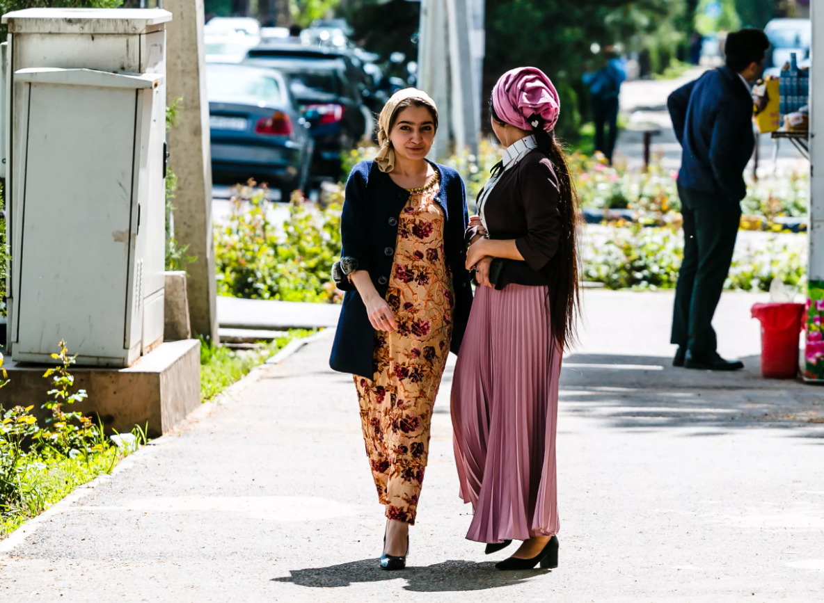 Таджикистан девушки на улице. Таджикистан девушки на улице. Таджикские женщины. Таджички на улицах. Таджички на улице.
