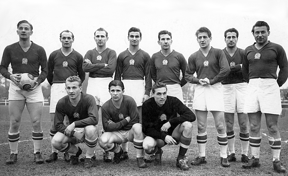 Верхний ряд – Д.Лорант, Е.Бузански, Н.Хидегкути, Ш.Кочиш, Й.Закариаш, З.Цибор, Й.Божик, Л.Будаи. Нижний ряд – М.Лантош, Ф.Пушкаш, Д.Грошич.  

https://ru.wikipedia.org/wiki/%D0%97%D0%BE%D0%BB%D0%BE%D1%82%D0%B0%D1%8F_%D0%BA%D0%BE%D0%BC%D0%B0%D0%BD%D0%B4%D0%B0#/media/%D0%A4%D0%B0%D0%B9%D0%BB:Golden_Team_1953.jpg
