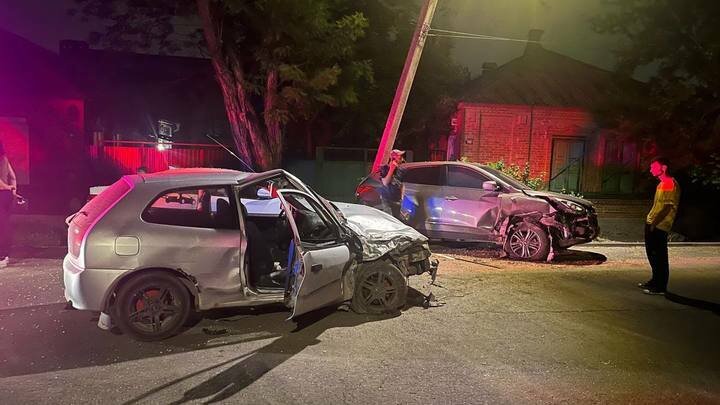     В Ростове водитель иномарки устроил массовое ДТП и сбежал, рассказали в ГИБДД.