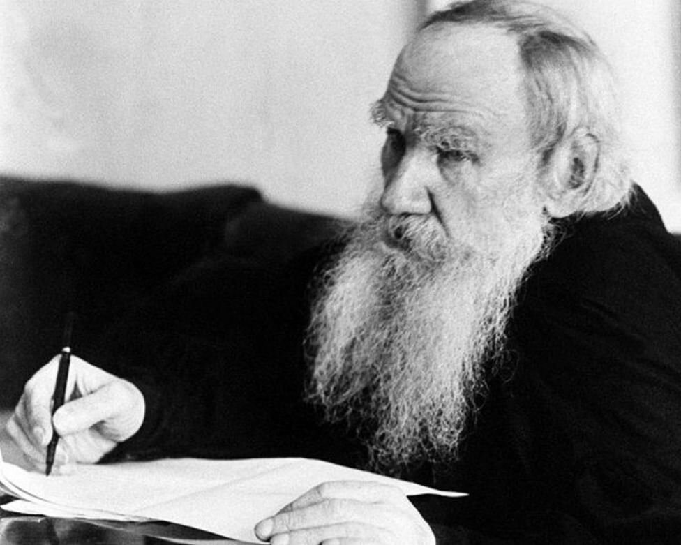 Источник фото: https://www.culture.ru/persons/8211/lev-tolstoi