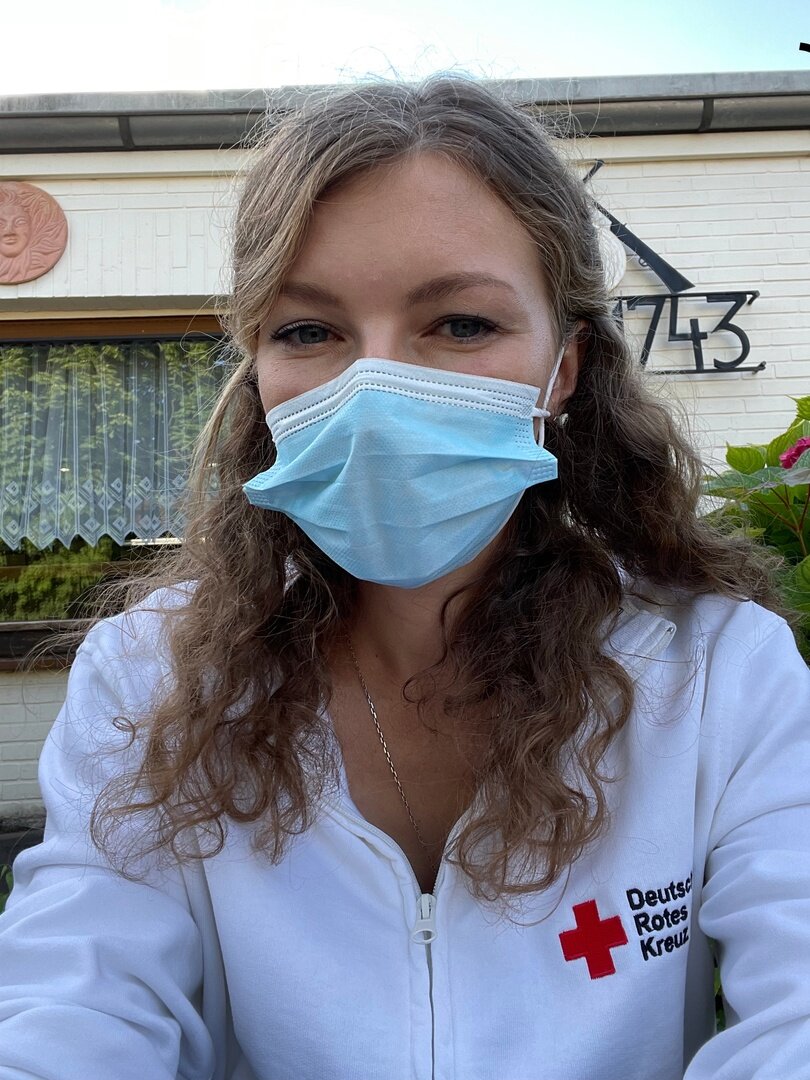 Я на работе в Красном Кресте - приходила с консультациями и помощью мигрантам по запросу BAMF (Федеральное ведомство по делам миграции и беженцев)
