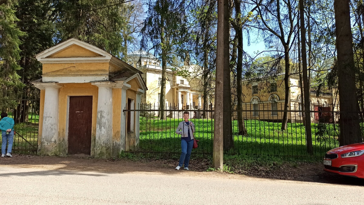У входа в усадьбу Шуваловых
