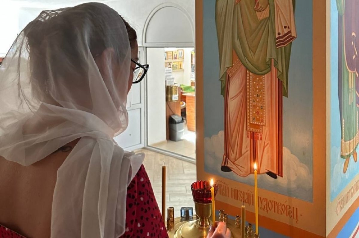    Певица поделилась фото, на которых ставит свечи в строящемся храме.