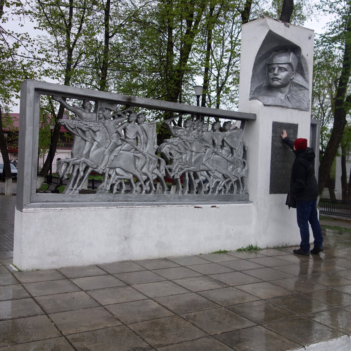 Семён Михайлович Патоличев - герой Первой Мировой, а позже красный командир, сражавшийся против Колчака и Шкуро, соратник Чапаева и Будённого, они его очень ценили. Мемориал в честь Патоличева находится как раз напротив монастыря. 