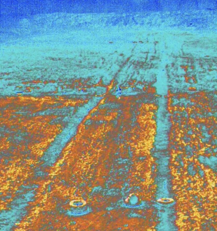 На фото человек одет в пончо "Призрак" от компании SOM Tactical в ИК-спектре. 