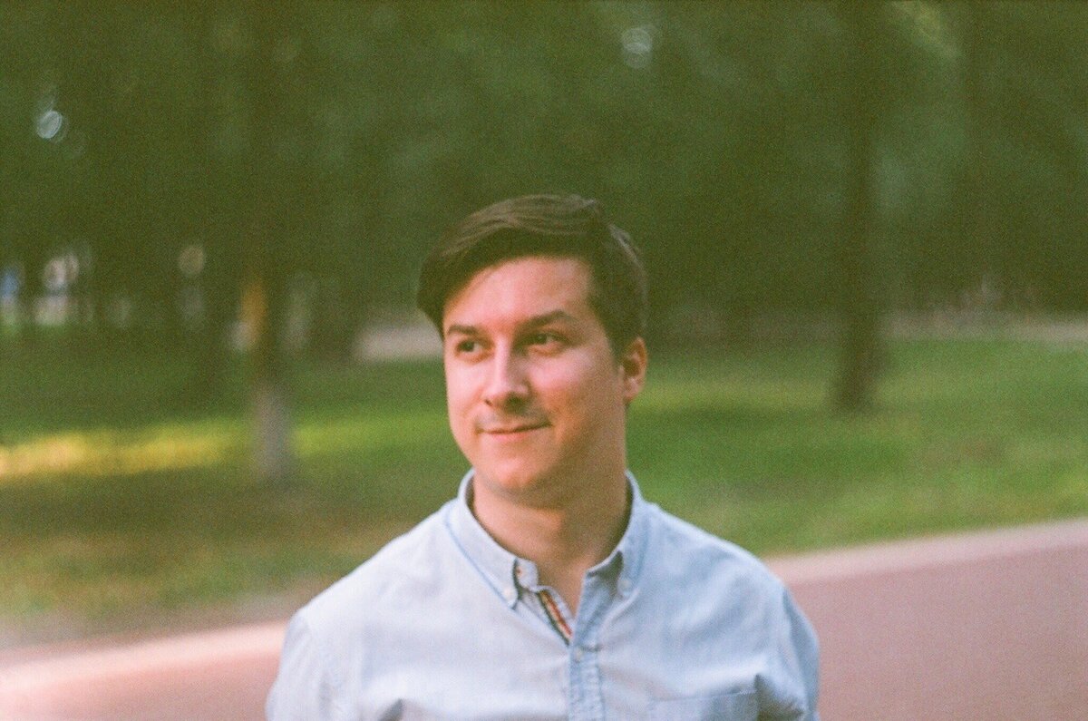 Дмитрий Александрович Лагу-тин — прозаик. Родился 12 сентября 1990 года в г. Брянске. Окончил юридический факультет Брянского государственного университета имени академика И. Г. Пет-ровского. Член Союза писателей России. Публиковался в журналах «Новый берег», «Нижний Новгород», «Волга», «Нева», «Юность», «Урал», «Дальний Восток», «Истоки», «Иван-да-Марья», «День лите-ратуры», «Литературная Россия», «Стран-ник» и др., сетевых изданиях «ЛиTERRAтура», «Южный остров», «Ка-мертон», «Парус» и др. Победитель между-народного конкурса «Всемирный Пушкин» в номинации «Проза» (2017, 2018). Лауреат национальной премии «Русские  рифмы», «Русское слово» в номинации «Лучший сборник рассказов» (2018). Победитель фе-стиваля-конкурса «Хрустальный родник» в номинации «Проза» (2019).