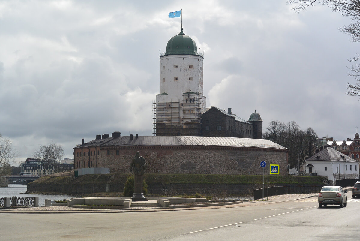 Вид на Выборгский замок со стороны Петровского парка