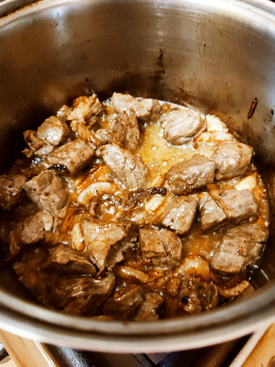 Обжарили лук, добавили мясо