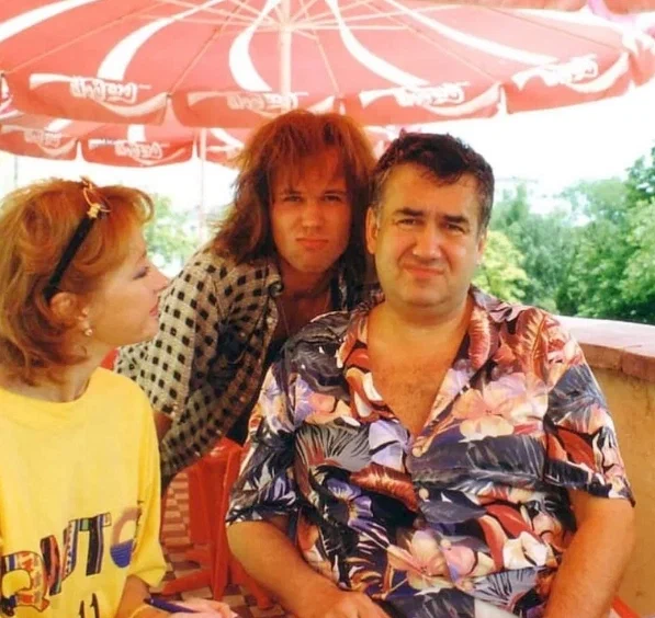 Сегодня кого-то из звезд шоу-бизнеса, театра и кино уже и в живых нет. А кто-то забронзовел, получил все мыслимые награды и купил себе на миллионы рублей дом на Рублевке и недвижимость в Израиле.-2