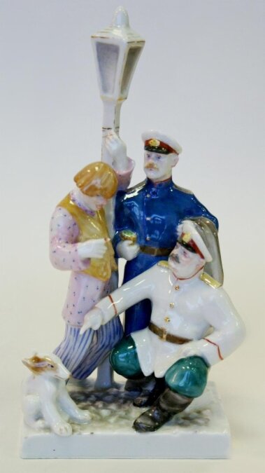 Борис Воробьёв (модель). Капитолина Косенкова (роспись). Скульптура «Хамелеон» из серии «Герои чеховских рассказов». 1960. ЛФЗ. Высота 23 см. Государственный Эрмитаж / Мз-С-5573. Госкаталог: 31132178. Источник: goskatalog.ru