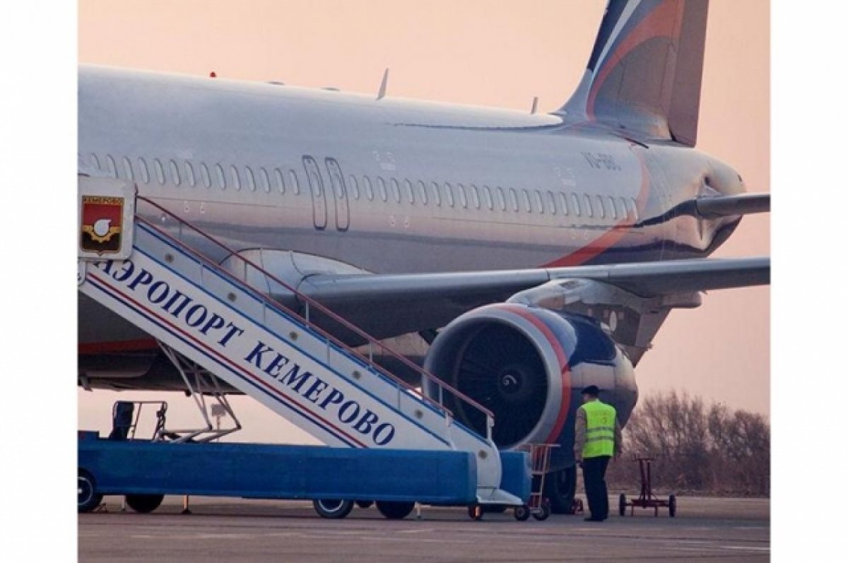 Аэропорт кемерово. Аэропорт Кемерово самолеты. Кемерово с самолета. Самолет Кемерово Москва.