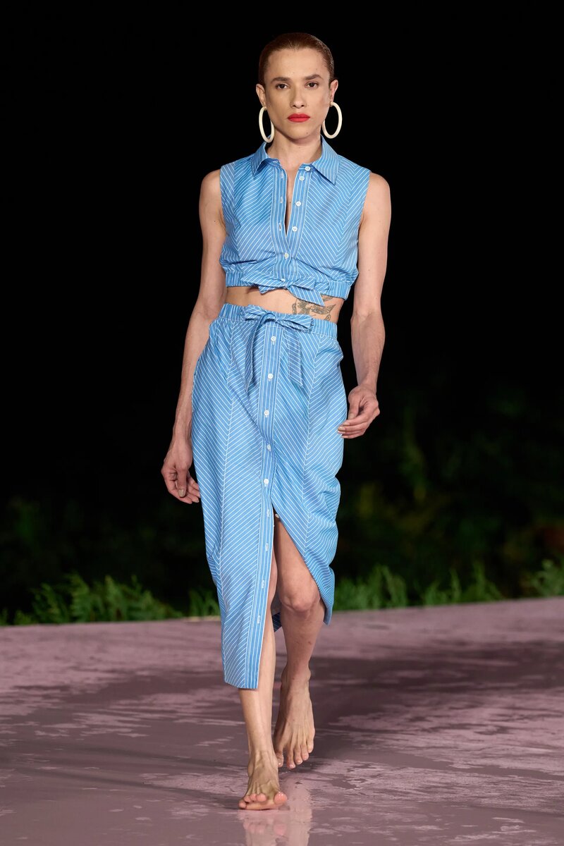 Resort 2025. Тренды 2025 года. платье с декольте от carolina herrera.