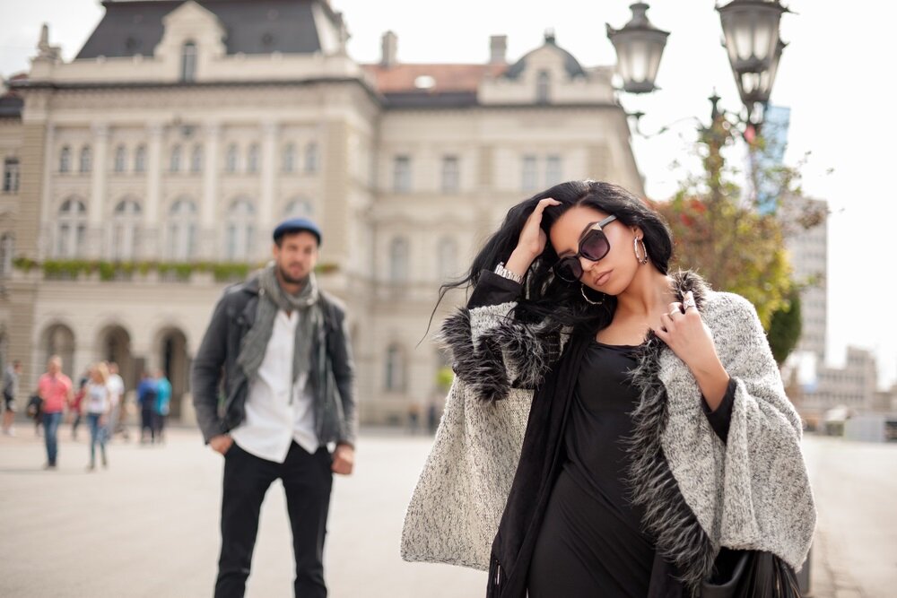 Поцелуй на вокзале. Парень и девушка на вокзале. Девушка провожает парня. Мужчина делает предложение женщине. Прощание на вокзале.