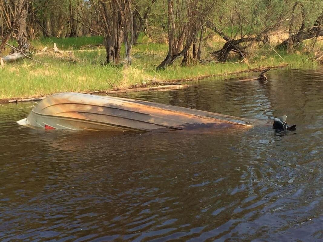    На водоеме в Сургутском районе под перевернутой лодкой обнаружили тело мужчины