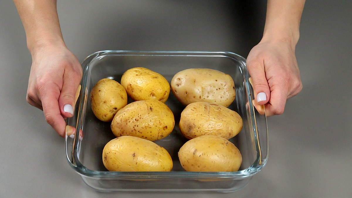 Рецепт родился сам собой из оставшегося для салата отварного картофеля. Теперь периодически семья просит приготовить его вновь. Любители картошки, точно оценят его по достоинству.