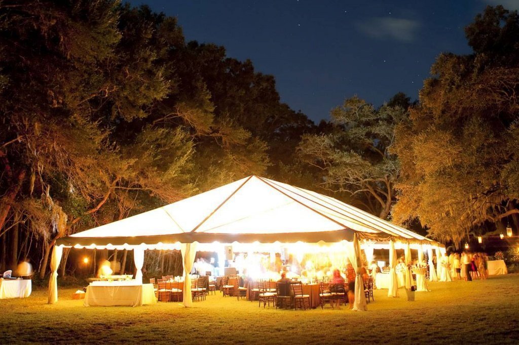 Цвет дня - красный, алый, малиновый. 