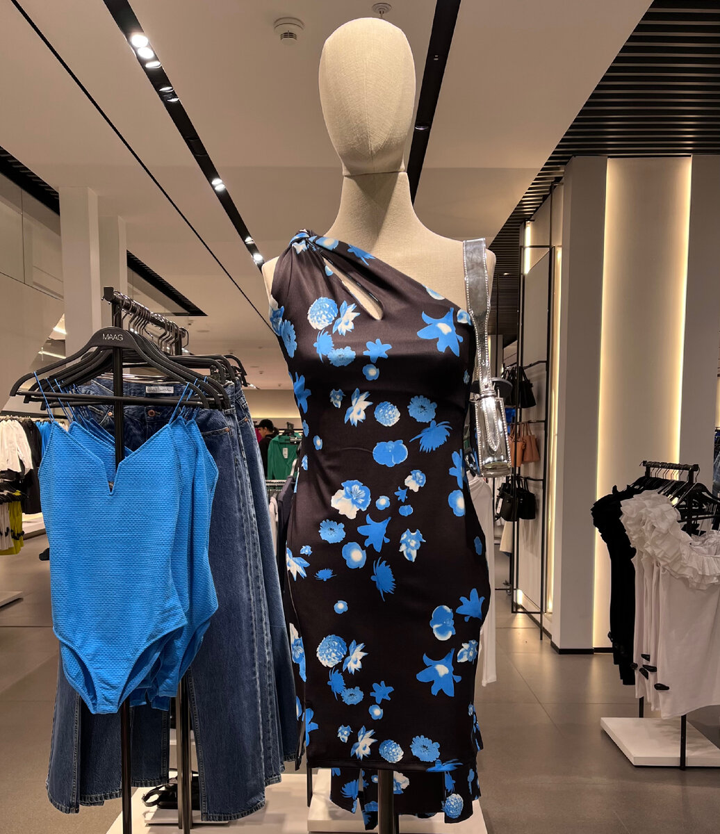 С чем бы вы носили это платье?:)