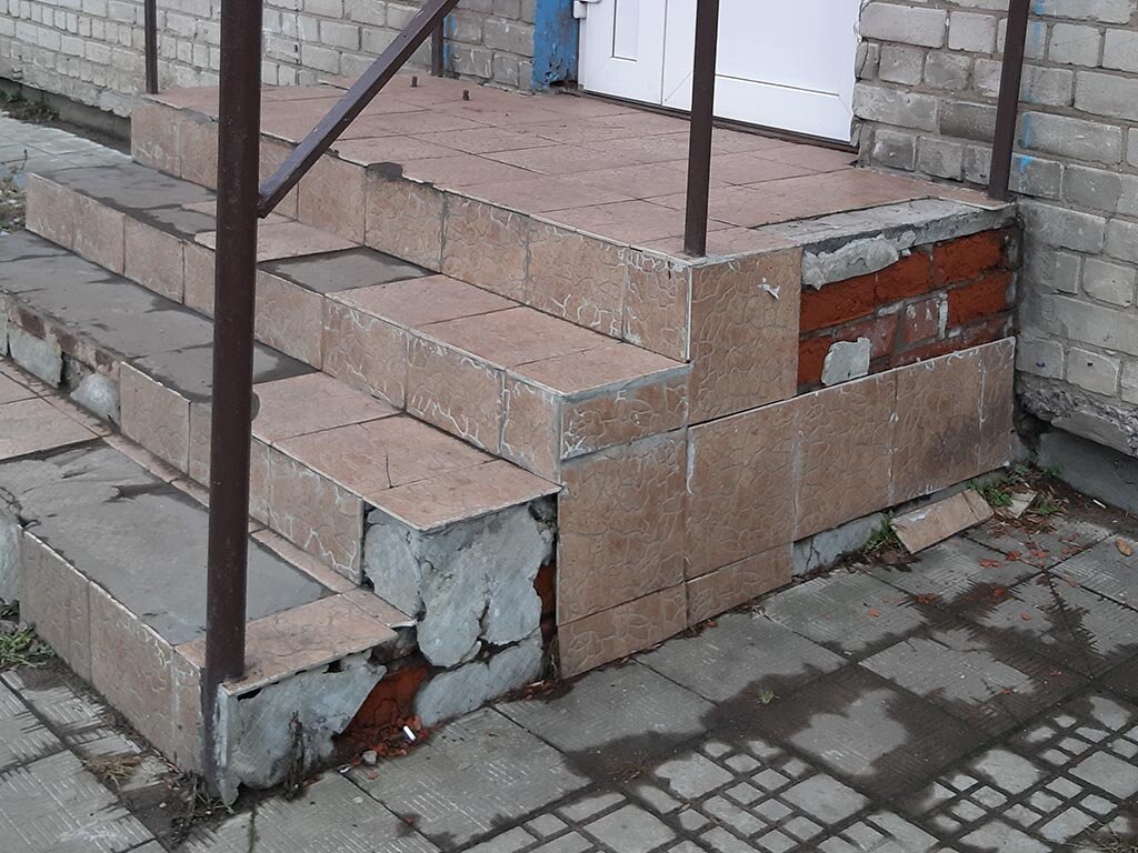 Керамическая плитка на улице. Бывает и хуже!