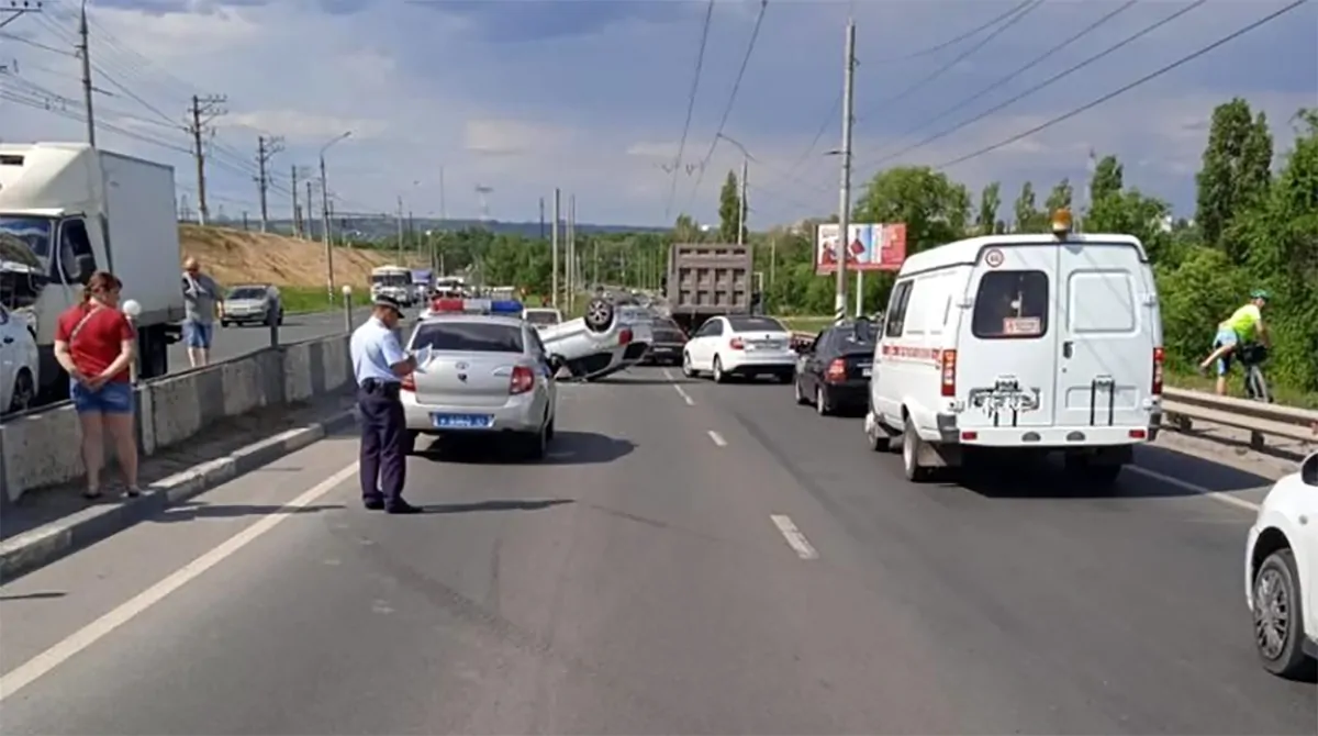 Иномарка перевернулась, женщина в больнице: ДТП на шлюзовом мосту в Балаково  | Газета Балаково | Дзен