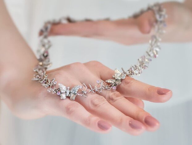 Колье с микромозаикой, бриллиантами и сапфирами.