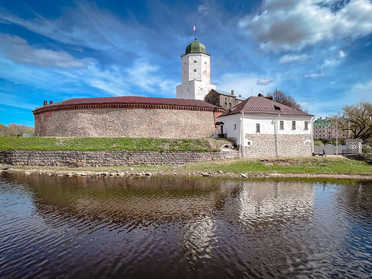 Выборгский замок и башня Олафа. Фото автора