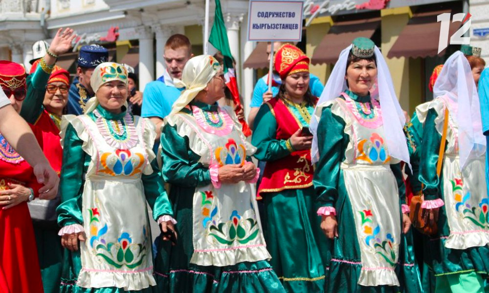 Шествия единороссов. Праздничное шествие. Шествие в омске народы. Празднование дня города. Проведение праздников.