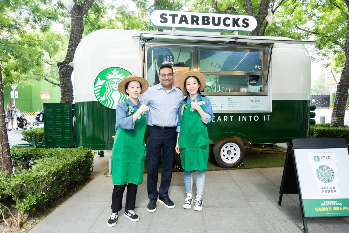 Главный исполнительный директор Starbucks Лаксман Нарасимхан в Китае. Фото: Starbucks