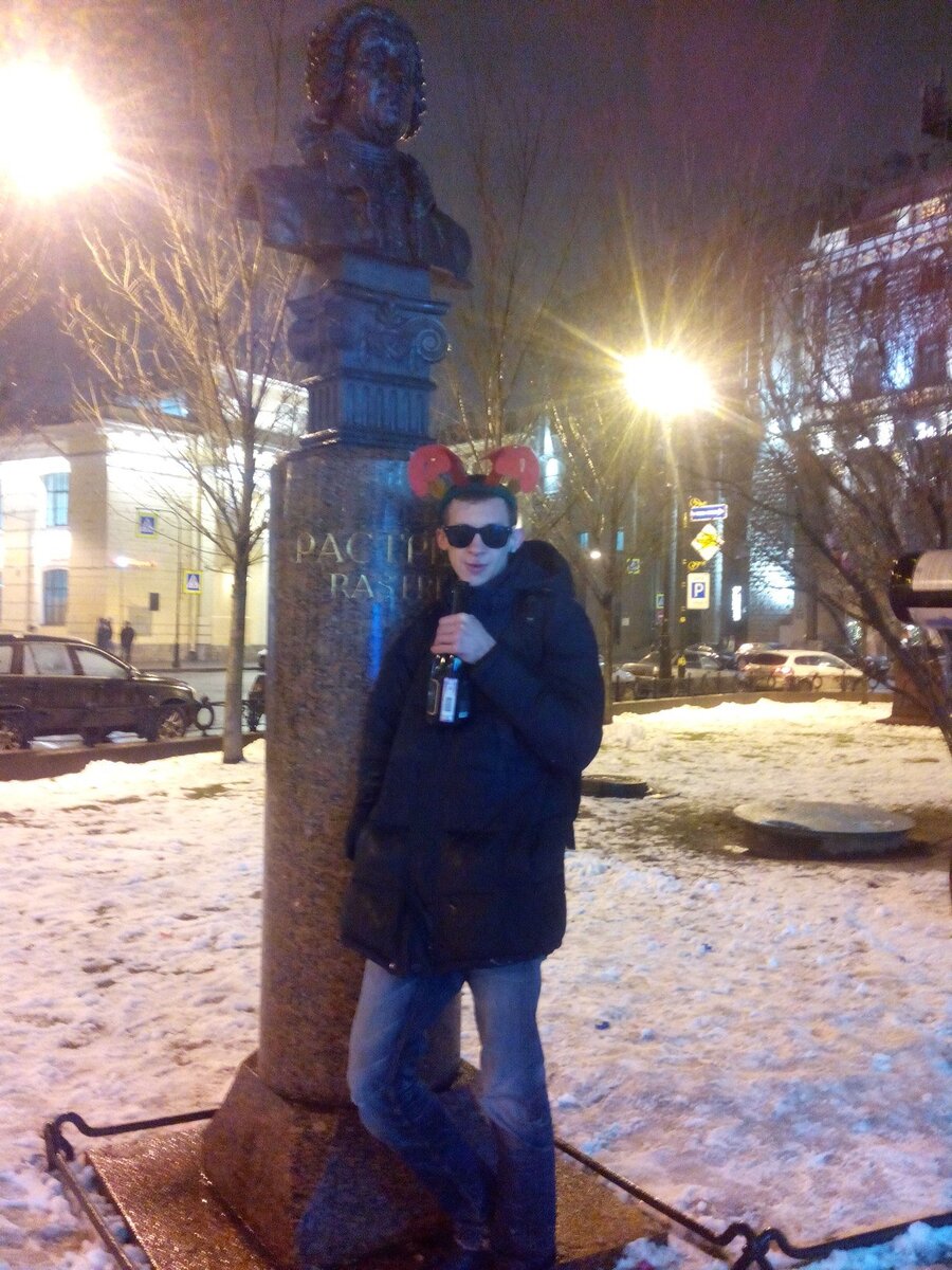 Среднестатистический житель Питера. С бутылкой шампанского у памятника Растрелли.