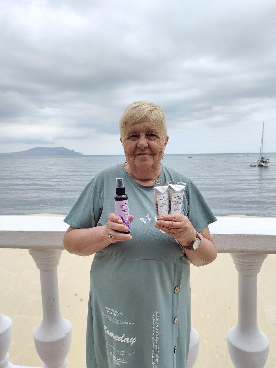 Крымская косметика на фоне Крымских гор