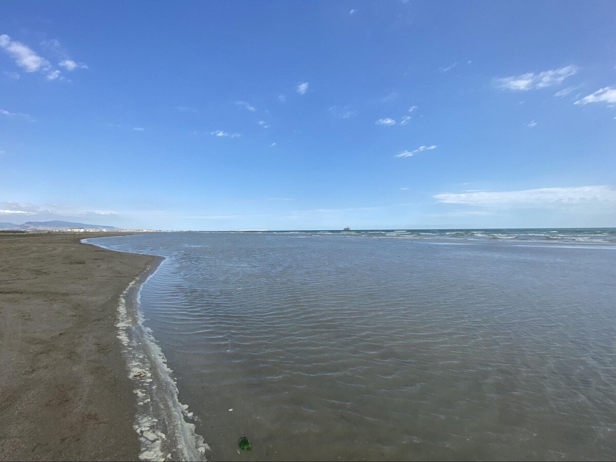 Маячная каспийск. Каспийское море обмелело 2023. Пляжи Каспийского моря в России. Рыбалка на Каспийском море. Каспийское море фото пляжей