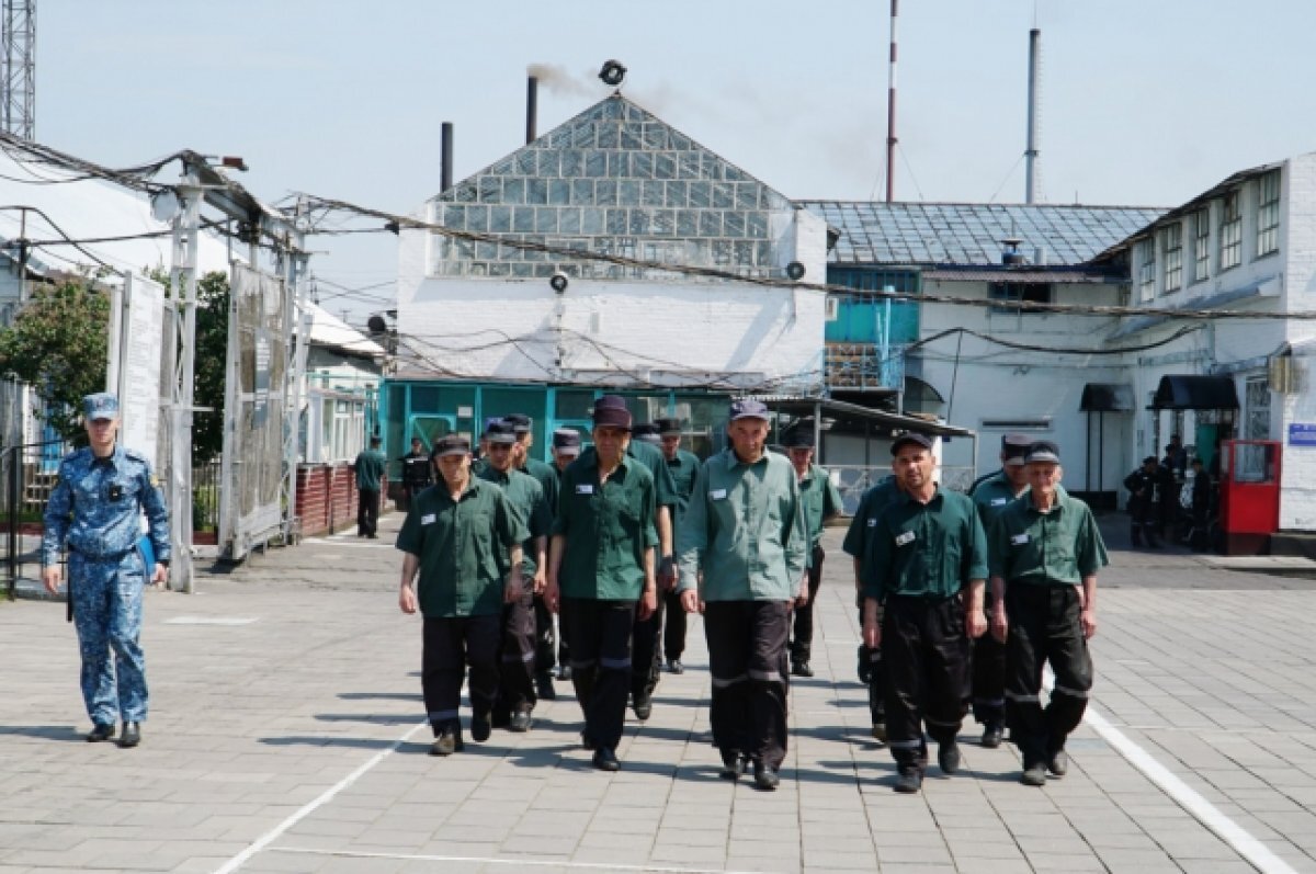    Рабочий день начальника отряда расписан по часам.