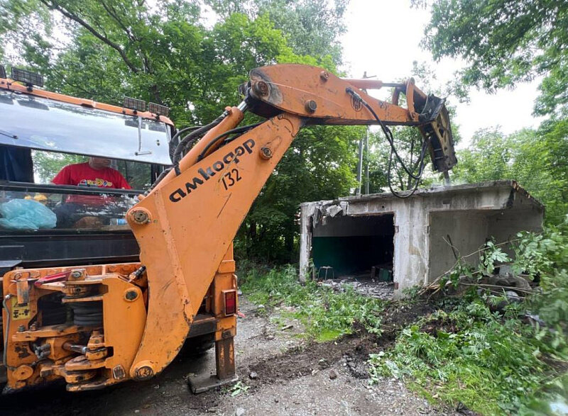 Во Владивостоке сносят незаконные гаражи
