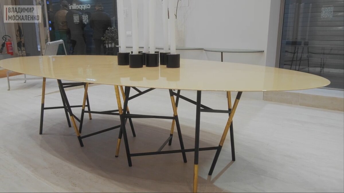 Стол Millepiede, шоурум Cappelini, Милан, автор: Dimore Studio