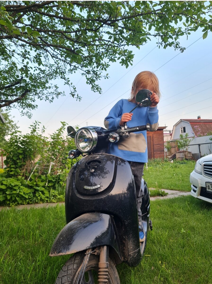 Любуется красивым человеком в зеркале❤