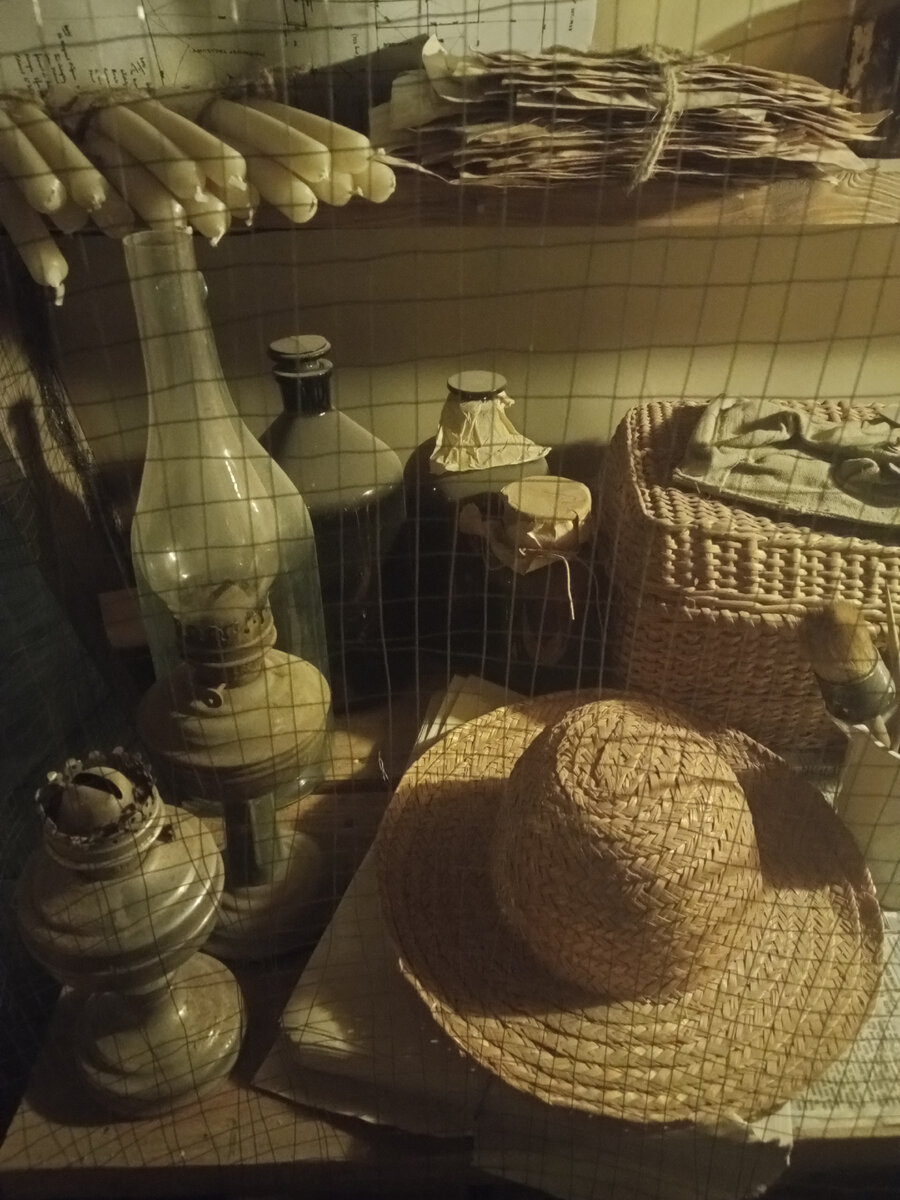 Одна из витрин в начале выставки