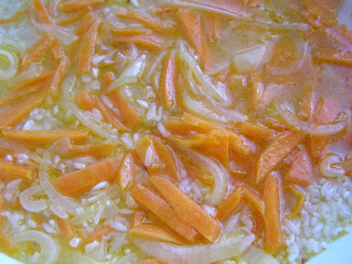 В сковороде удобно готовить, когда небольшое количество.